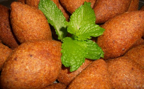 Golden-brown lamb kebbeh pieces garnished with fresh mint leaves